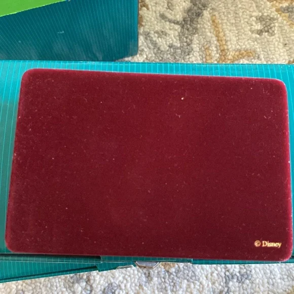 Walt Disney Classics Collection Beauty And The Beast 3 Pin Set W/ Case - Picture 4 of 5